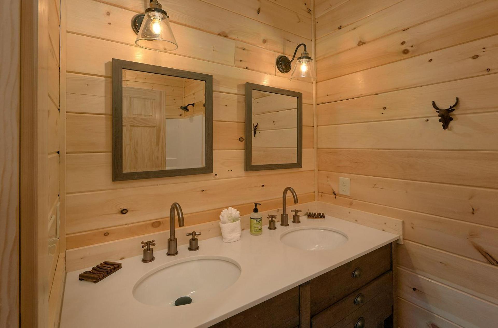 גטלינבורג Misty Mountain Adventure Lodge מראה חיצוני תמונה