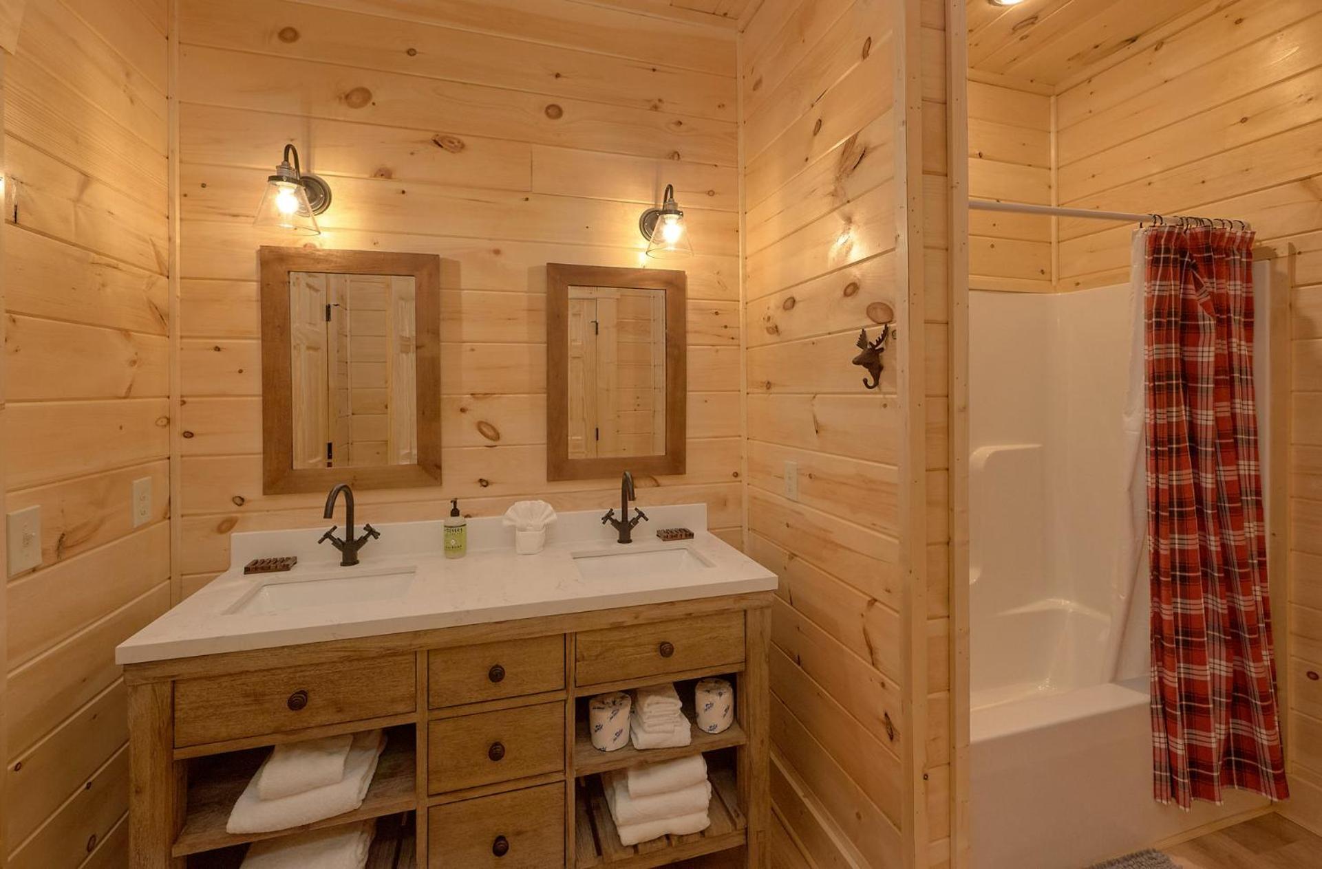 גטלינבורג Misty Mountain Adventure Lodge מראה חיצוני תמונה